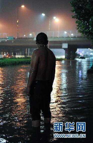 网民热议北京暴雨中人情冷暖:这一夜我们目睹美与丑