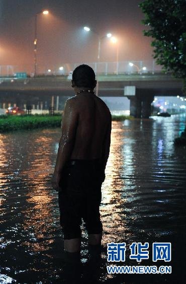 网民热议北京暴雨中人情冷暖：这一夜我们目睹美与丑