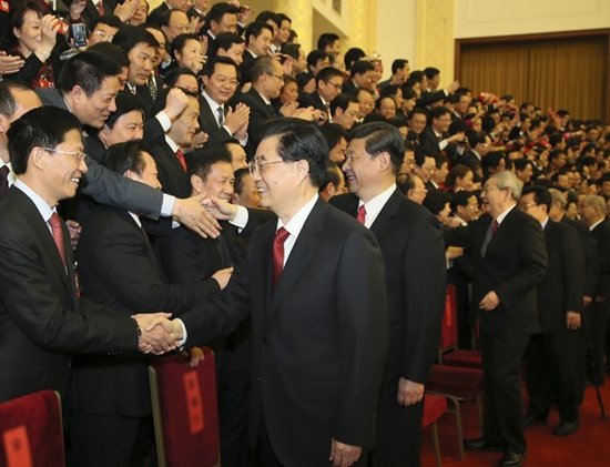 11月15日，国家主席胡锦涛，新当选的中共中央总书记、中共中央军委主席习近平等领导同志在北京人民大会堂亲切会见出席党的十八大代表、特邀代表和列席人员并发表重要讲话。新华社记者鞠鹏摄