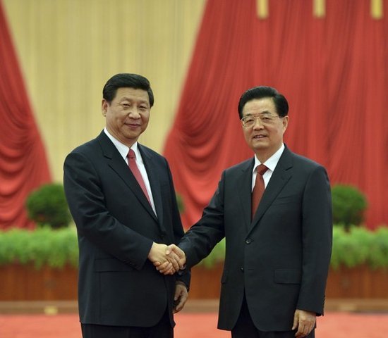 11月15日，国家主席胡锦涛，新当选的中共中央总书记、中共中央军委主席习近平等领导同志在北京人民大会堂亲切会见出席党的十八大代表、特邀代表和列席人员并发表重要讲话。这是胡锦涛和习近平亲切握手。新华社发