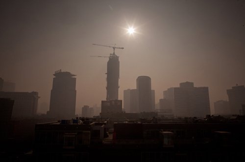 京津冀被深褐色雾霾覆盖 污染已扩至沿海地区