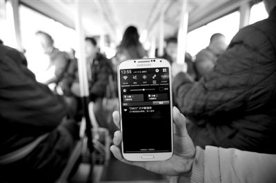 88路公交车内,WiFi网络信号不稳定,连接时有时无。 88路公交车内,WiFi网络信号不稳定,连接时有时无。