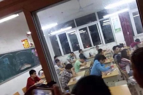 图说：考场仍有学生不愿交卷退出考场。微博截图