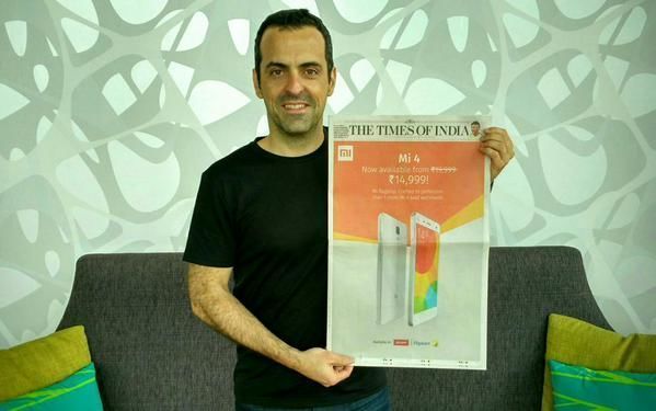 Hugo Barra 拿着小米头条的《印度时报》 Hugo Barra 拿着小米头条的《印度时报》