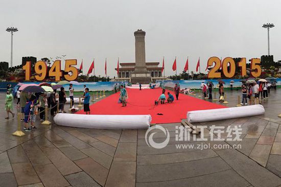 天安门搭建观礼台布置景观 北京雨中静待阅兵