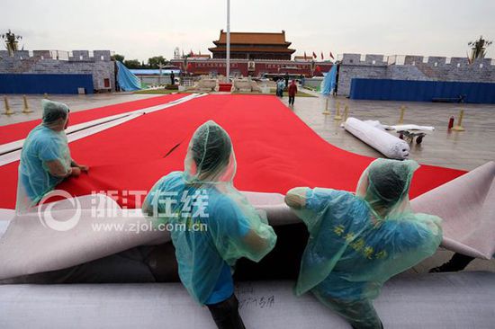 天安门搭建观礼台布置景观 北京雨中静待阅兵