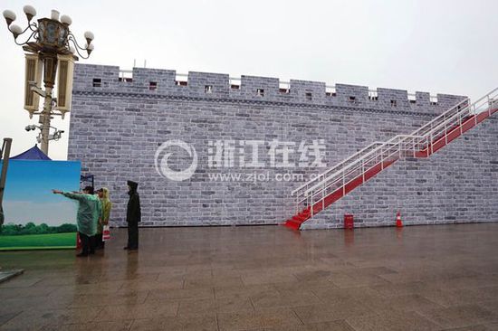 天安门搭建观礼台布置景观 北京雨中静待阅兵