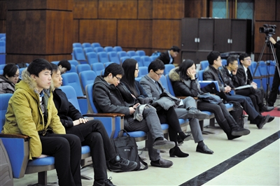 昨日,庭审现场,微信公众号运营者杨某身穿黄衣者坐在旁听席上。通讯员 曹璐 摄