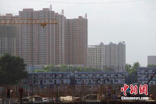 为什么深圳的房价能如此快速的上涨？郭毅分析，深圳吸引人口的能力强大，住房需求旺盛，而深圳本身受城市规模所限，商品房出现供不应求的态势。另外也不排除有投资需求再度入场，在各种金融产品的助推下，加大了购房资金的杠杆率，堆积了房地产市场和金融领域的风险。