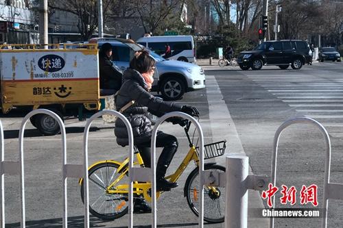 资料图：越来越多的用户骑车自带手套。<a target='_blank' href='http://www.chinanews.com/' >中新网</a> 吴涛 摄